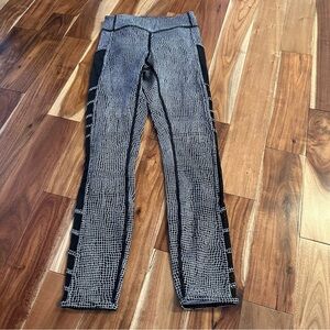Lululemon Wild & Free Mesh Leggings. Size 2-see measurements 7/8 Length
